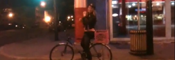 Elisabeth en bicyclette